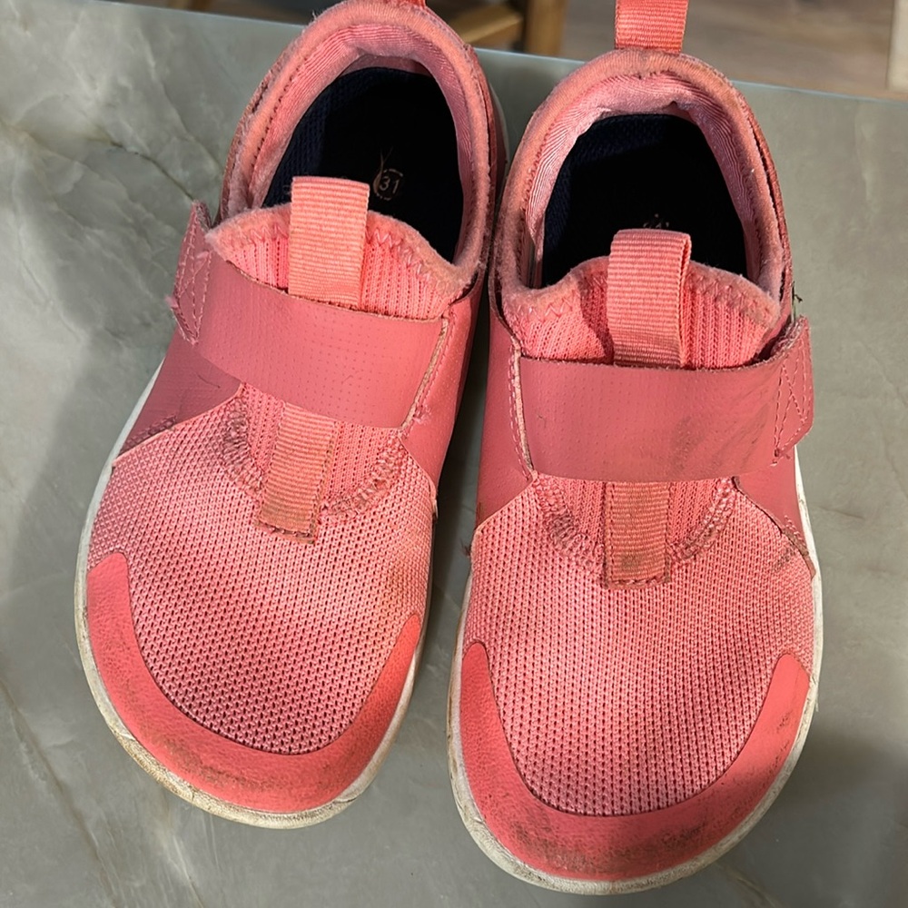 Girls whitin barefoot shoes